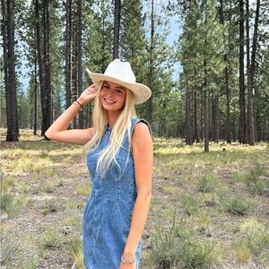 Meet your Posher, Mia